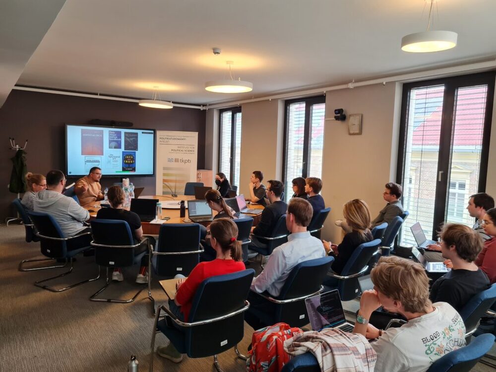 Data visualization training at poltextLAB
