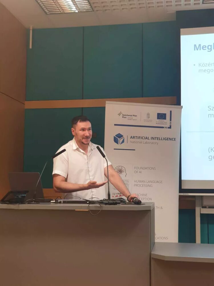 István Üveges presents at the MILAB RAG meetup